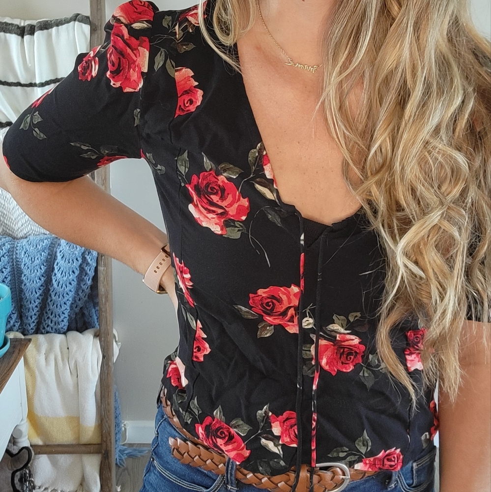 Floral black cropped shirt